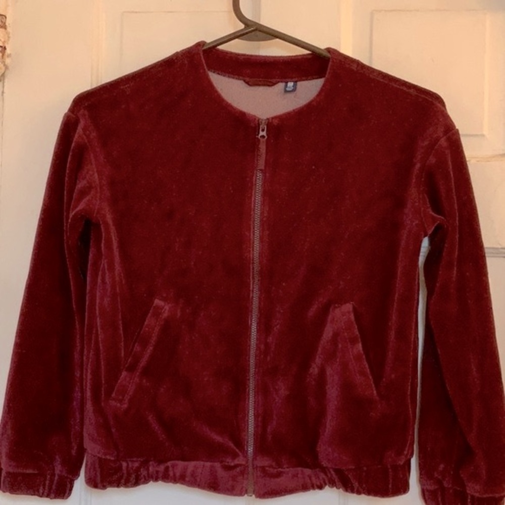 Uniqlo girls maroon velour jacket in size medium